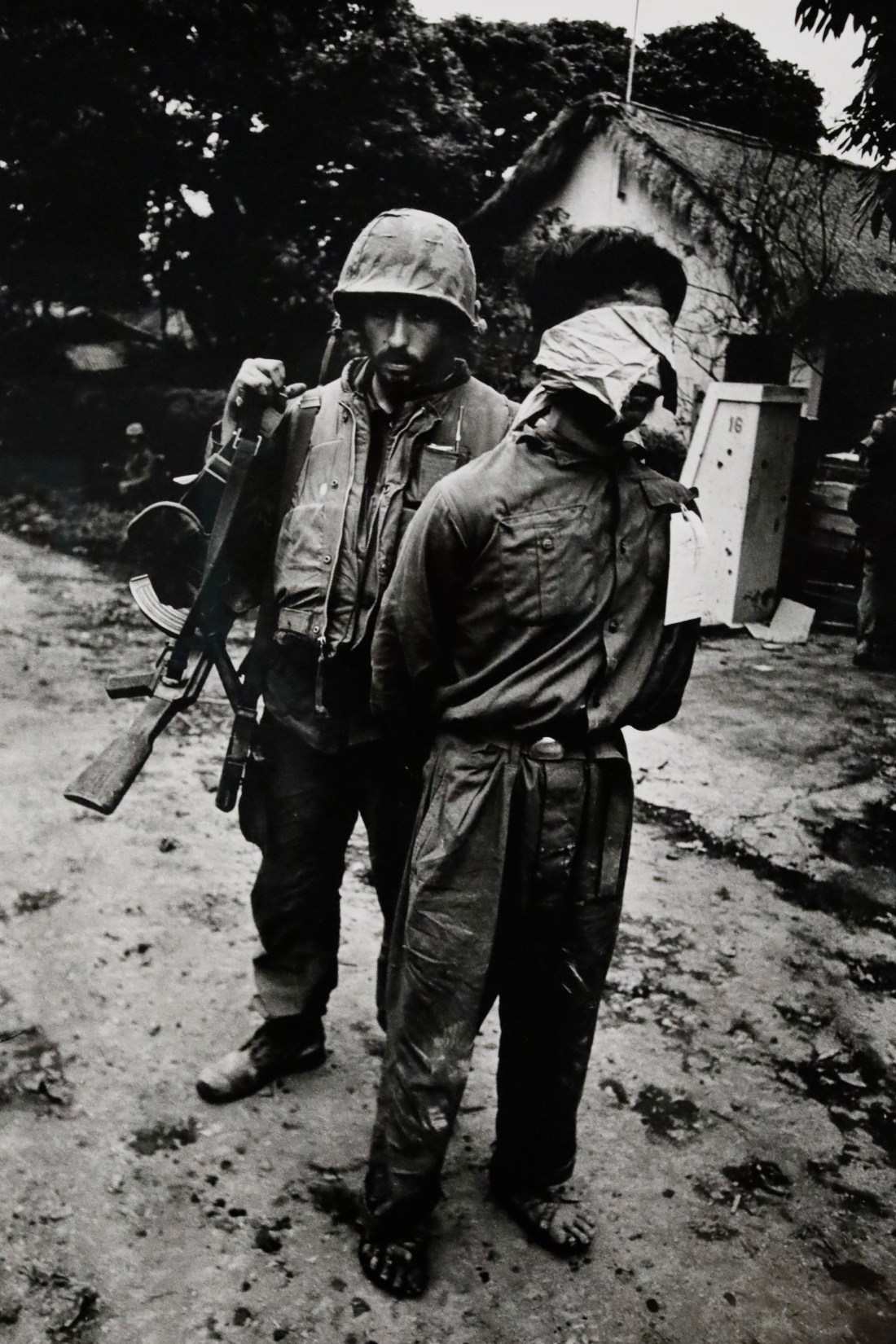 US Marine with captured North Vietnamese soldier, 1968